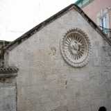 Il piccolo tempio, posto su strada San Marco, � stato ricostruito a seguito della distruzione di Guglielmo il Malo avvenuta nel 1156 e quindi ha perso i suoi tratti originari. Conserva per� ancora, al centro del suo piccolo rosone a raggiera...